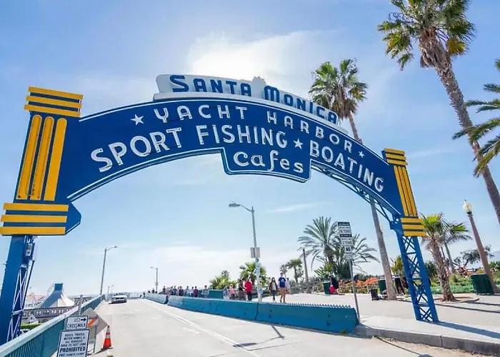 Spacious 2Br Near Santa Monica Beach, Walk Everywhere!