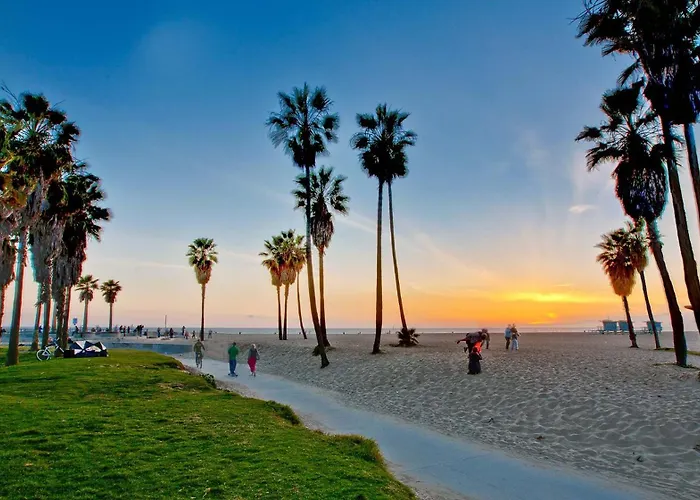 Spacious 2Br Near Santa Monica Beach, Walk Everywhere!